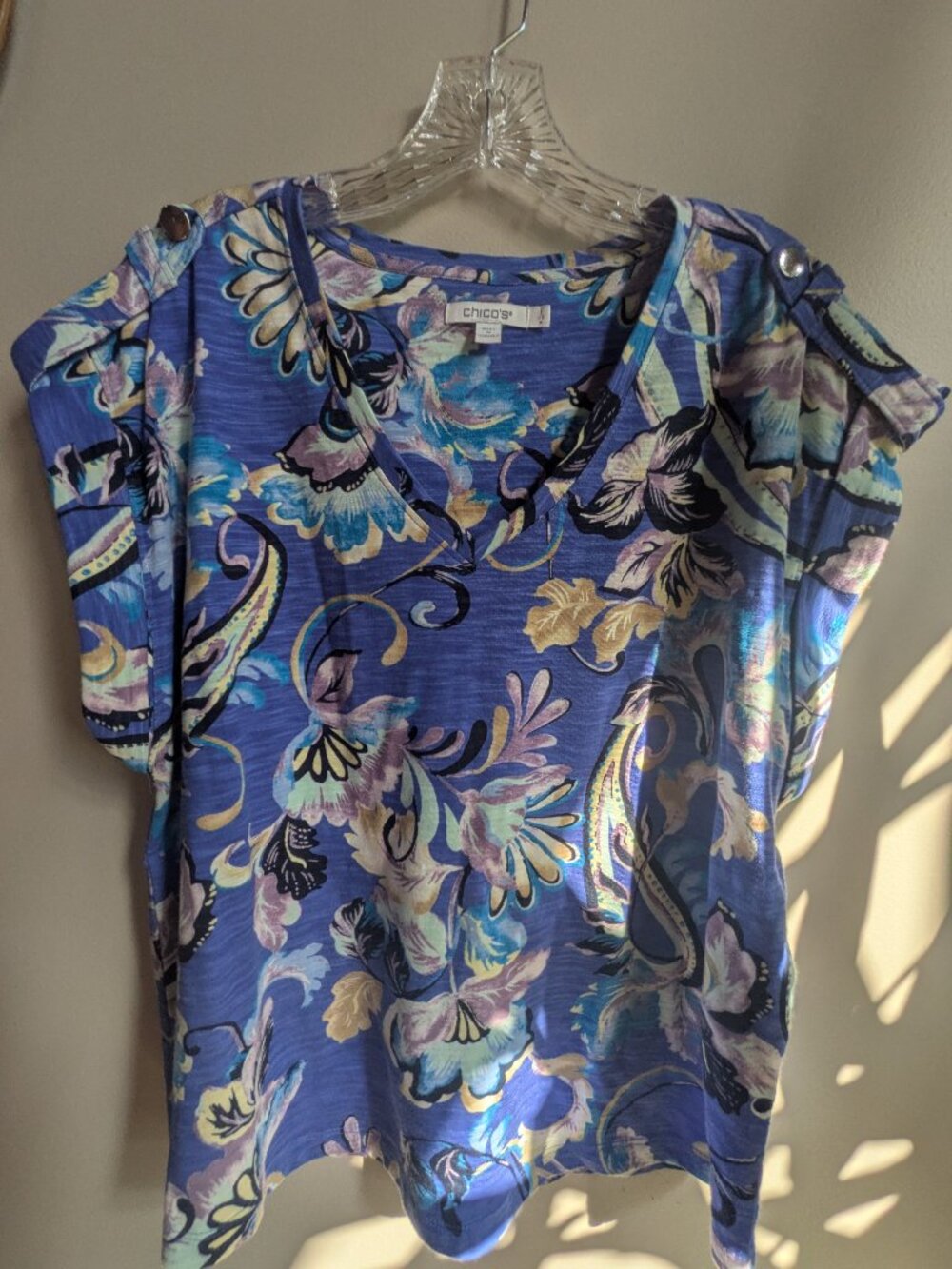 chicos size 1 blue floral short sleeve shirt button on shoulder #768